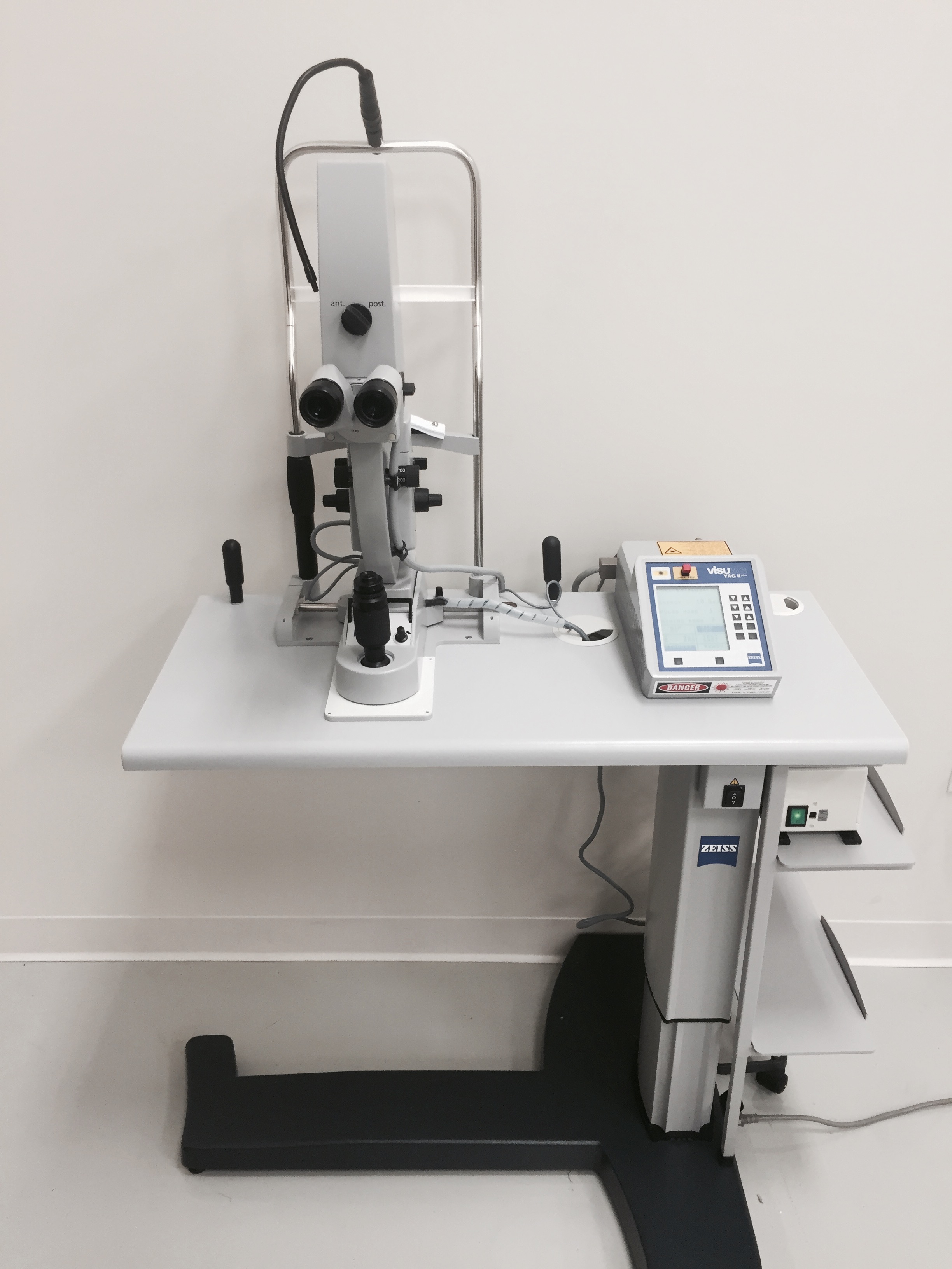 Zeiss VISULAS Yag II Plus Coherent 7970 Yag Laser System with Table